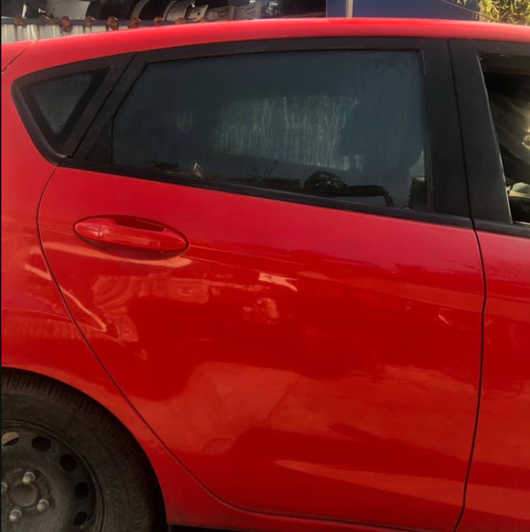 Ford Fiesta Sağ Arka Kapı Çıkma Kırmızı