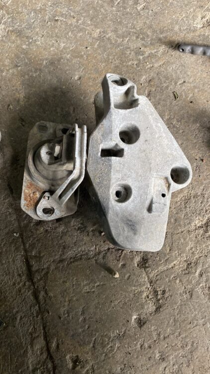 renault trafic çıkma sağ üst motor takozu