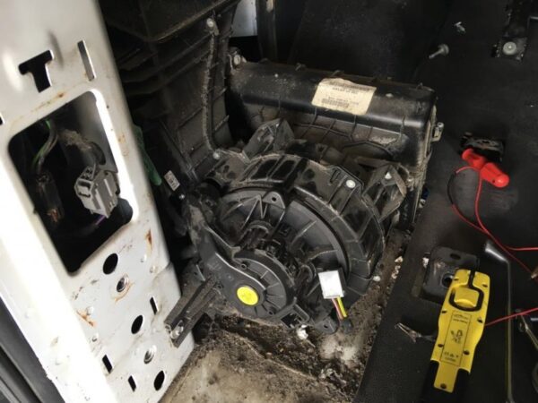 Ford Transit Klima Fan Motoru Çıkma