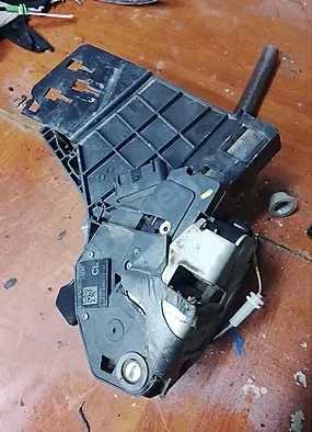 Ford Fiesta Sağ Arka Kapı Kilidi Çıkma Orjinal