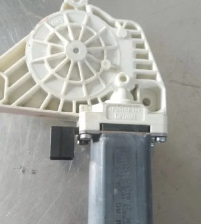 Passat B8 Sağ Ön Cam Motoru