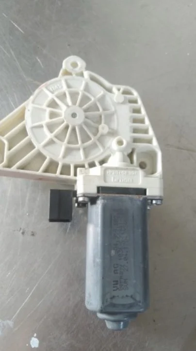 Passat B8 Sağ Ön Cam Motoru