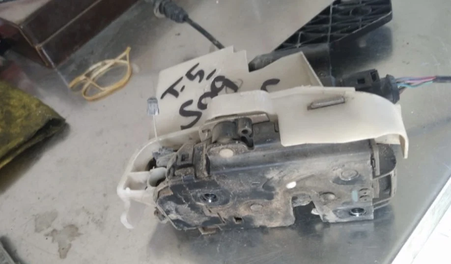Transporter T5 Sağ Ön Kapı Kilidi