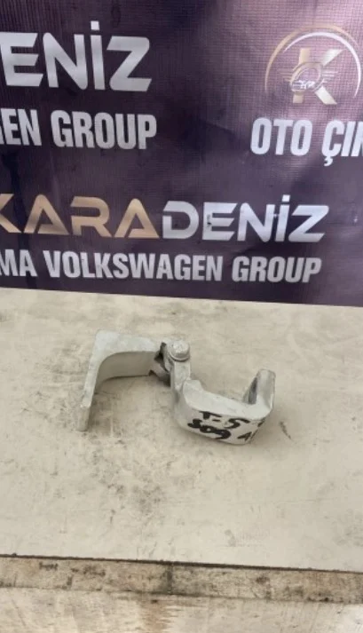 Volkswagen Transporter T5 Sağ Ön Kapı Alt Menteşesi Parça