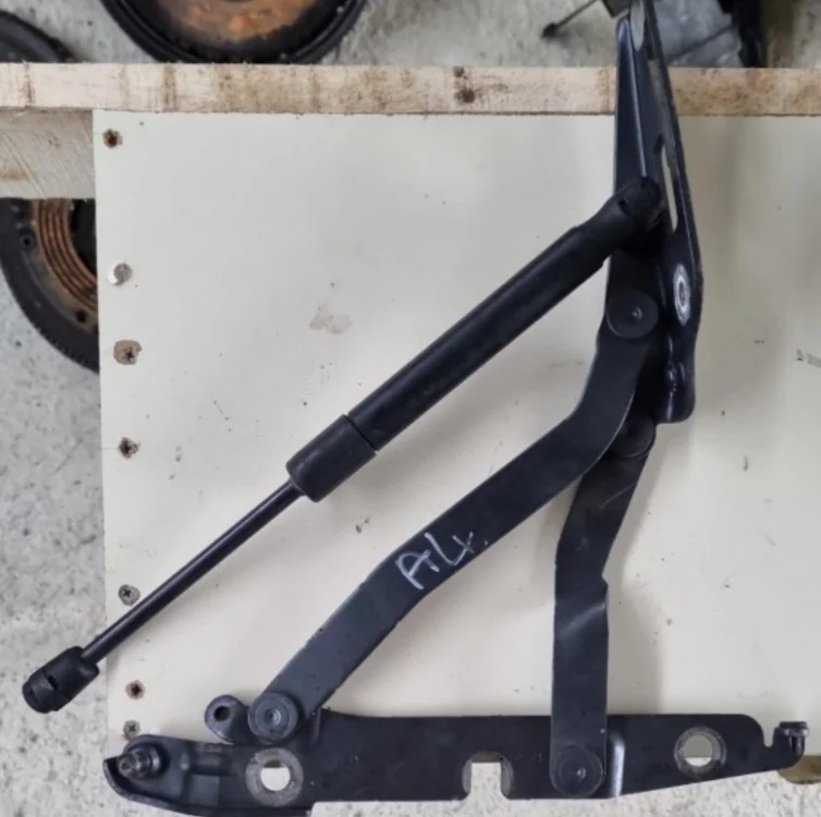 Audi A4 Kaput Menteşesi