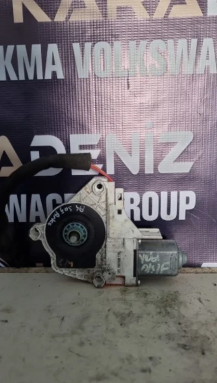 Audi A4 Sağ Arka Cam Motoru
