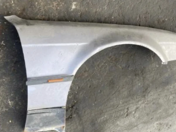 BMW E38 7 Serisi Sağ Ön Çamurluk