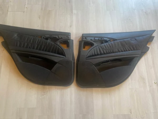 Mercedes W211 Siyah Renk Kapı Döşemesi
