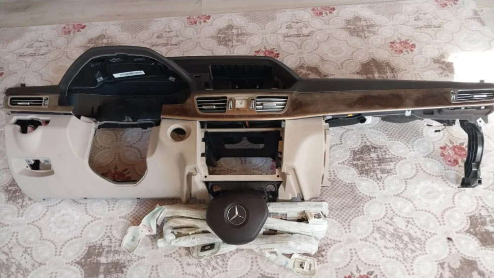 Mercedes W212 Makyajli Gögüs Torpido Hatasız Set