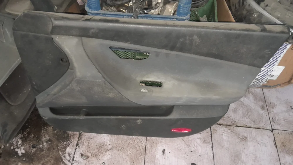 Nissan Primera p12 Sağ Ön Kapı Döşemesi