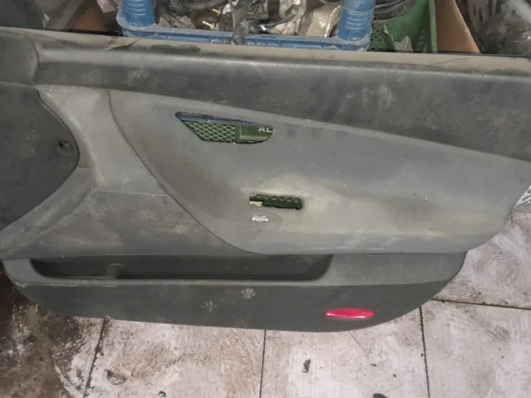 Nissan Primera p12 Sağ Ön Kapı Döşemesi