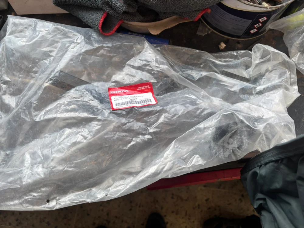 Orijinal Honda Civic FB7 Sağ Bagaj Menteşesi – 68610-TR0-G00ZZ